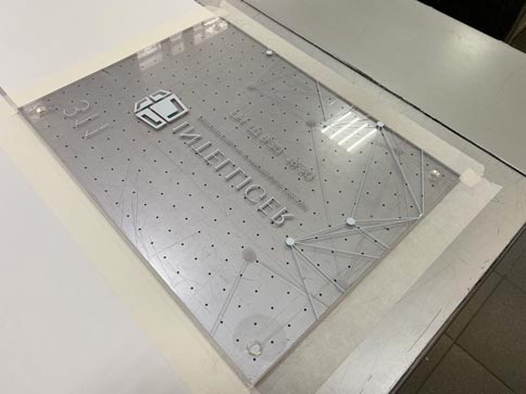 Печать на оргстекле цена - print100.ru